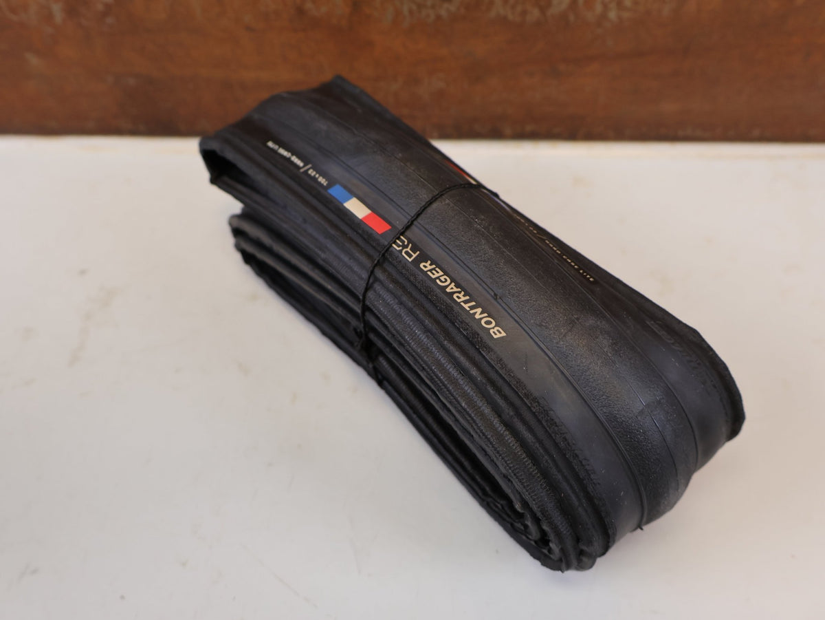Reifen von Bontrager, BONTRAGER R3 HARD CASE LITE RENNRADREIFEN 700X23MM vor USEDBIKES-OB.DE Hintergrund