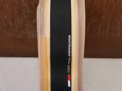 Reifen von Bontrager, BONTRAGER R4 320 HANDMADE RENNRADREIFEN 700X25C / 230G / B-WARE vor USEDBIKES-OB.DE Hintergrund