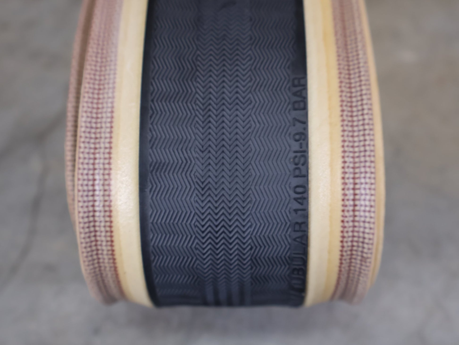 Reifen von Pirelli, BONTRAGER R4 CLASSICS HARD - CASE LITE RENNREIFEN / 700C X 28 MM – CLINCHER – 320 TPI – BLACK/NATUR vor USEDBIKES - OB.DE Hintergrund