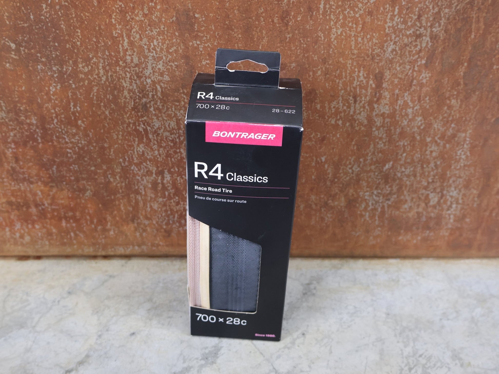 Reifen von Pirelli, BONTRAGER R4 CLASSICS HARD - CASE LITE RENNREIFEN / 700C X 28 MM – CLINCHER – 320 TPI – BLACK/NATUR vor USEDBIKES - OB.DE Hintergrund