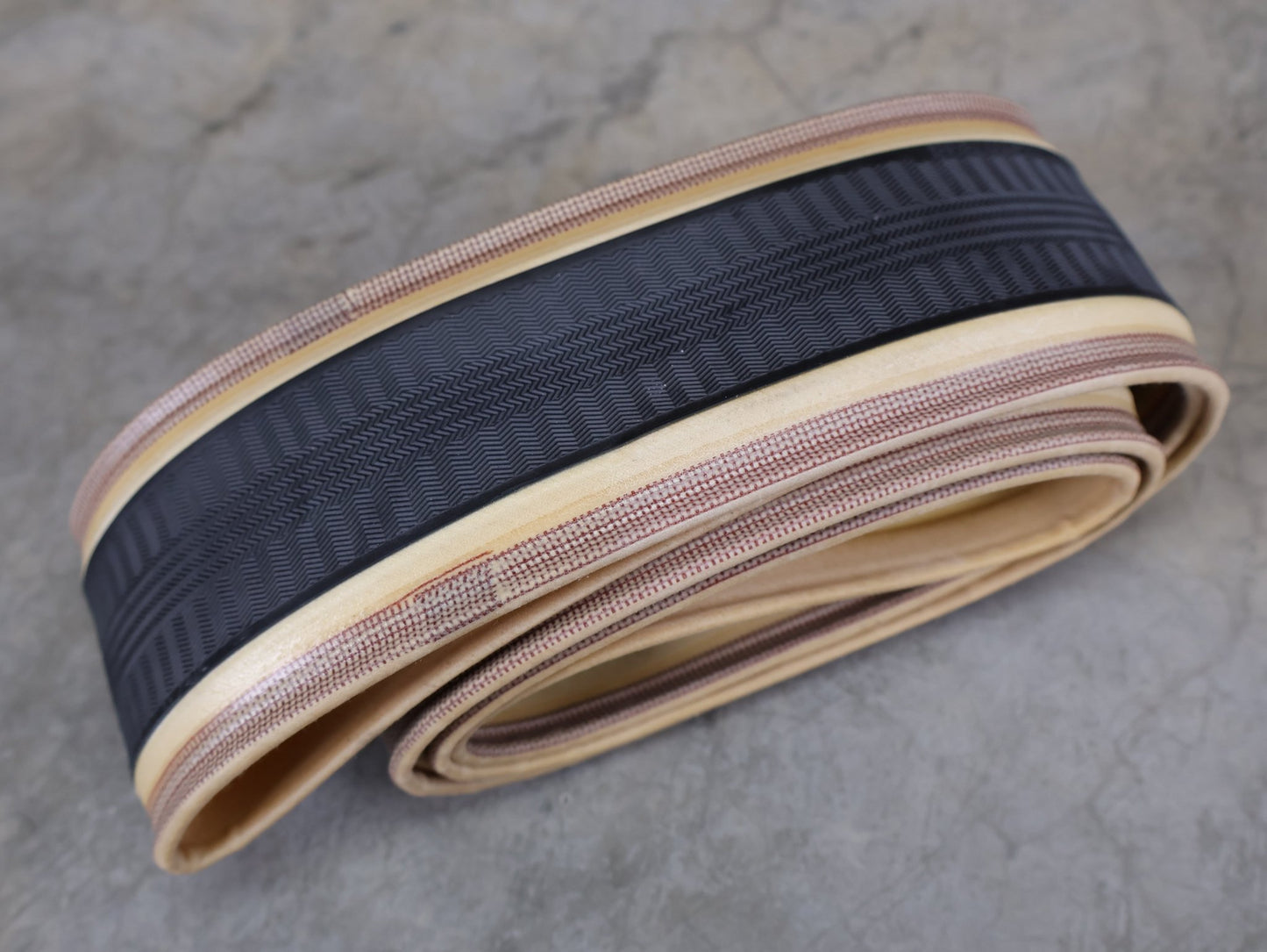 Reifen von Pirelli, BONTRAGER R4 CLASSICS HARD - CASE LITE RENNREIFEN / 700C X 28 MM – CLINCHER – 320 TPI – BLACK/NATUR vor USEDBIKES - OB.DE Hintergrund