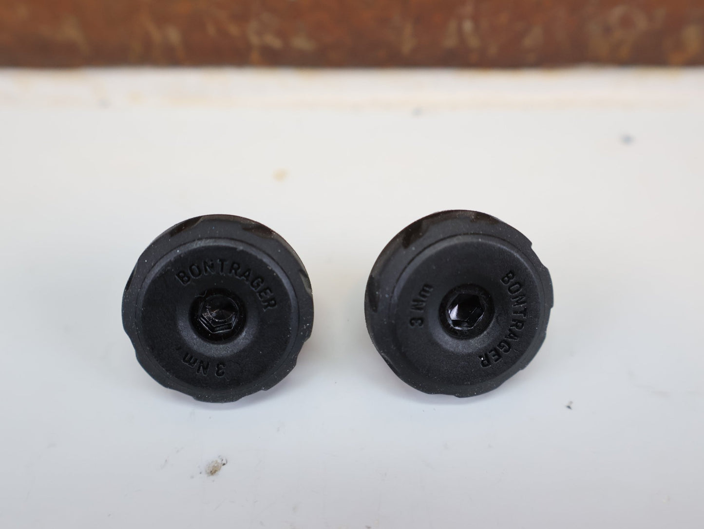 Schrauben von Bontrager, BONTRAGER RÄNDELSCHRAUBE / 5 MM X 15 MM / SCHWARZ / 5281893 vor USEDBIKES - OB.DE Hintergrund