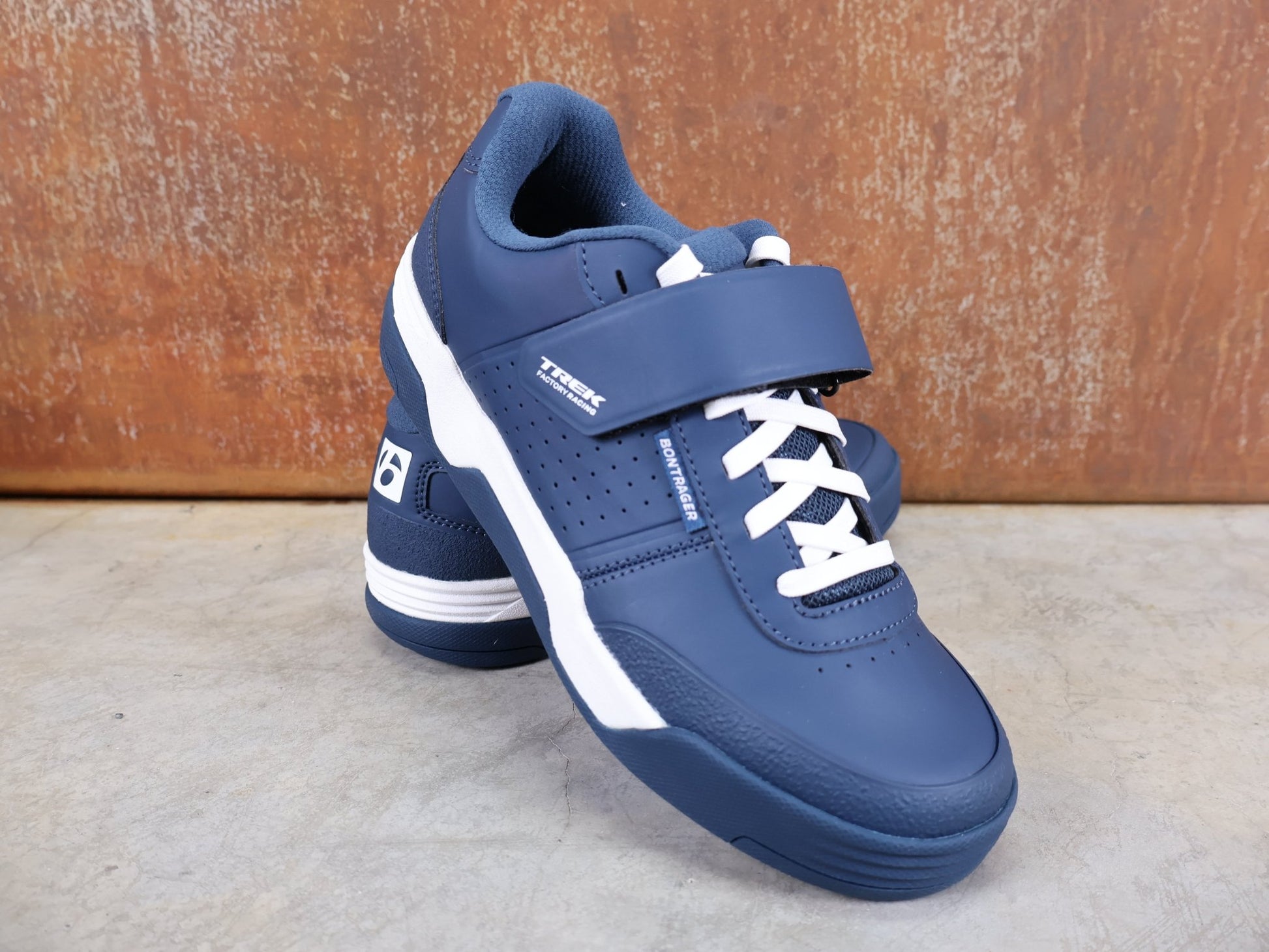 MTB - Herrenschuhe von Trek, BONTRAGER RALLY MOUNTAINBIKE - SCHUH – TREK FACTORY RACING TEAM EDITION / NAVY BLUE – WHITE vor USEDBIKES - OB.DE Hintergrund