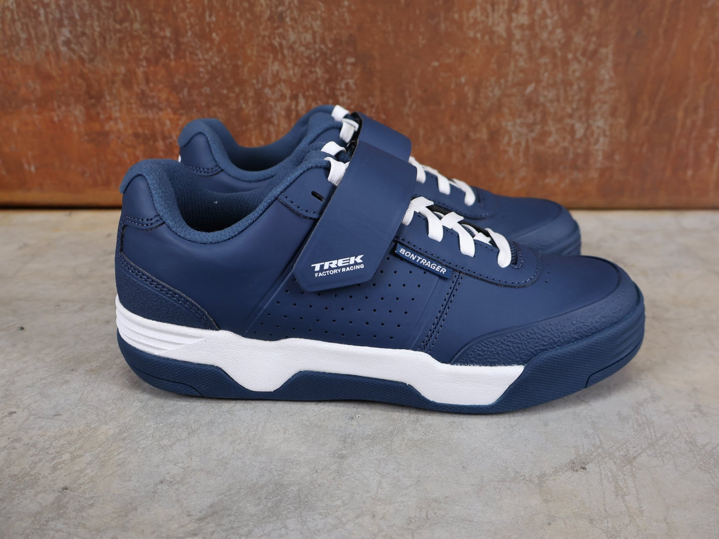 MTB - Herrenschuhe von Trek, BONTRAGER RALLY MOUNTAINBIKE - SCHUH – TREK FACTORY RACING TEAM EDITION / NAVY BLUE – WHITE vor USEDBIKES - OB.DE Hintergrund