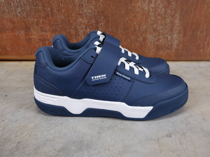 MTB - Herrenschuhe von Trek, BONTRAGER RALLY MOUNTAINBIKE - SCHUH – TREK FACTORY RACING TEAM EDITION / NAVY BLUE – WHITE vor USEDBIKES - OB.DE Hintergrund