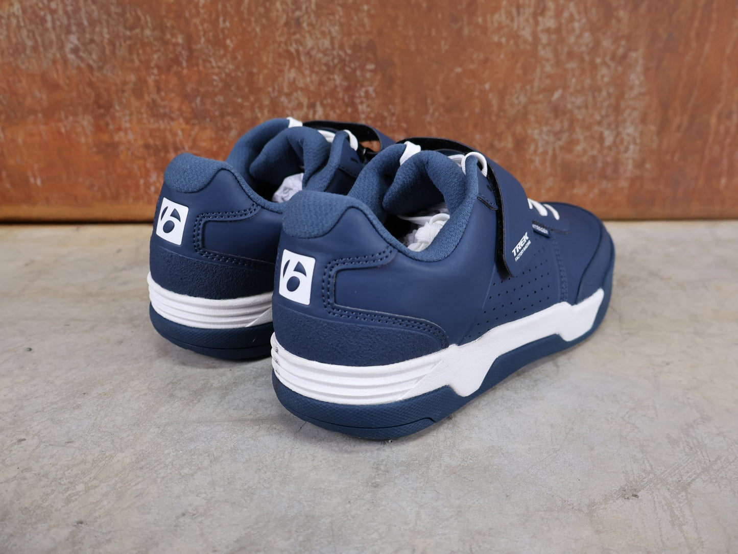 MTB - Herrenschuhe von Trek, BONTRAGER RALLY MOUNTAINBIKE - SCHUH – TREK FACTORY RACING TEAM EDITION / NAVY BLUE – WHITE vor USEDBIKES - OB.DE Hintergrund