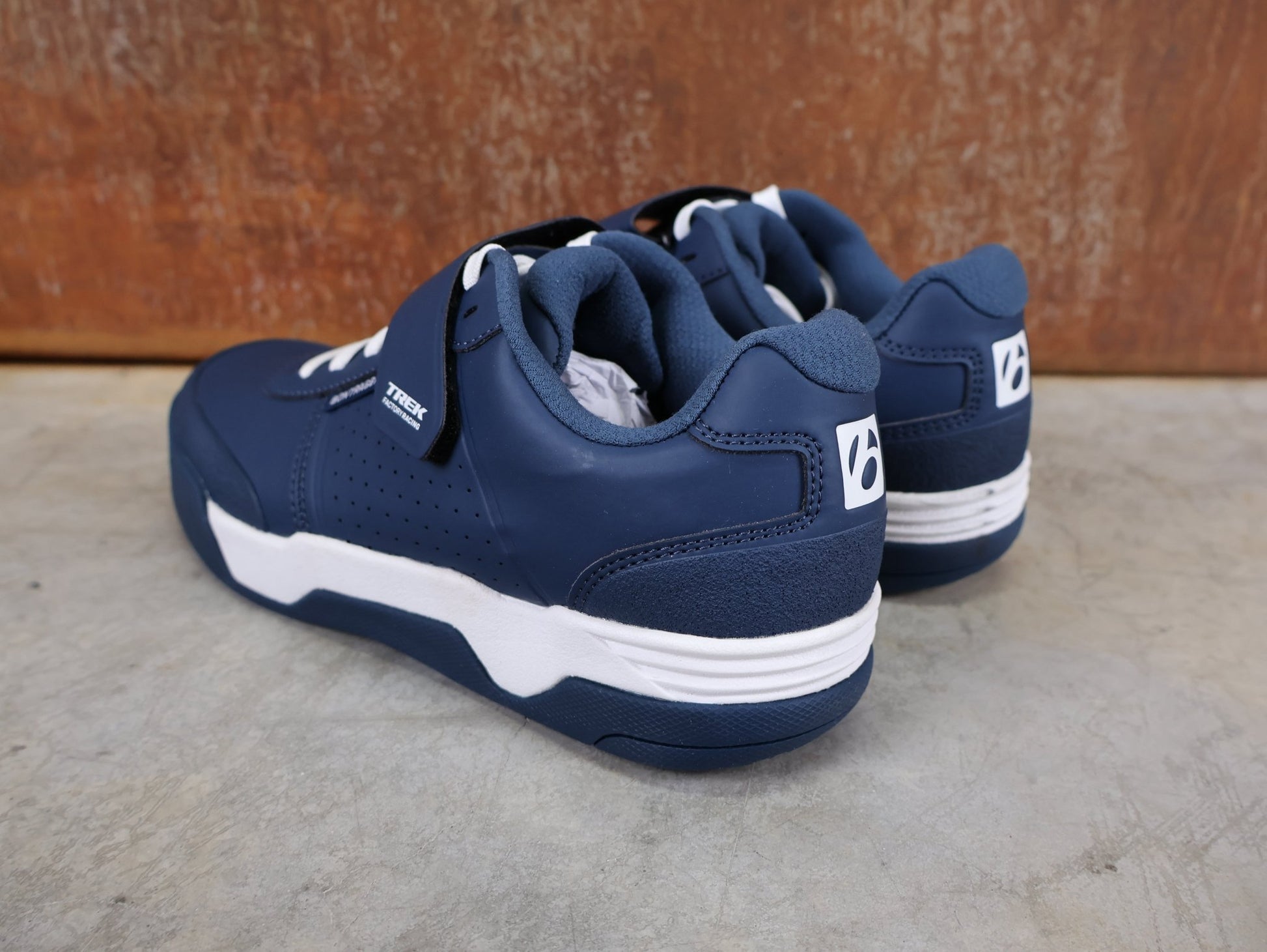 MTB - Herrenschuhe von Trek, BONTRAGER RALLY MOUNTAINBIKE - SCHUH – TREK FACTORY RACING TEAM EDITION / NAVY BLUE – WHITE vor USEDBIKES - OB.DE Hintergrund