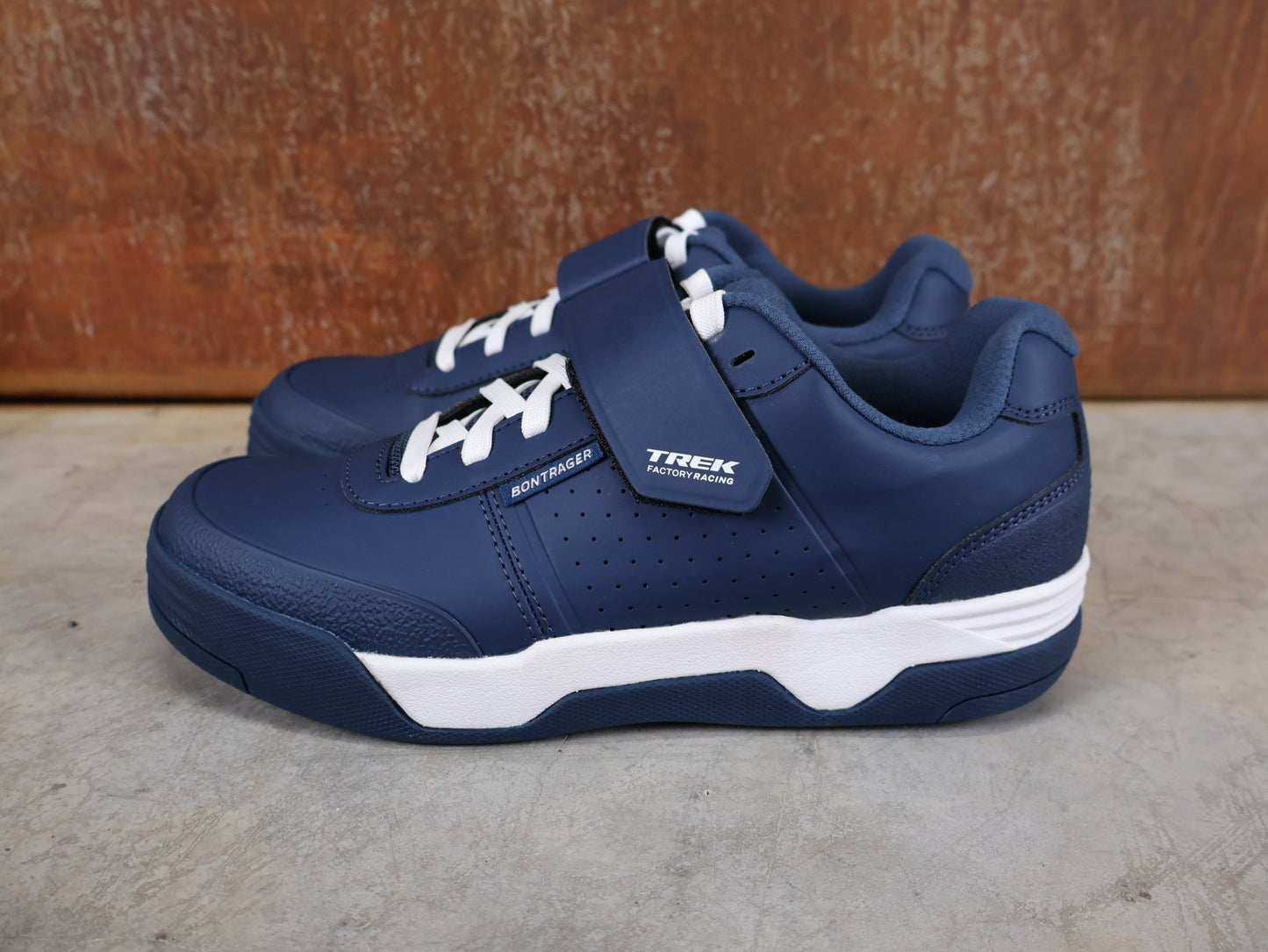 MTB - Herrenschuhe von Trek, BONTRAGER RALLY MOUNTAINBIKE - SCHUH – TREK FACTORY RACING TEAM EDITION / NAVY BLUE – WHITE vor USEDBIKES - OB.DE Hintergrund