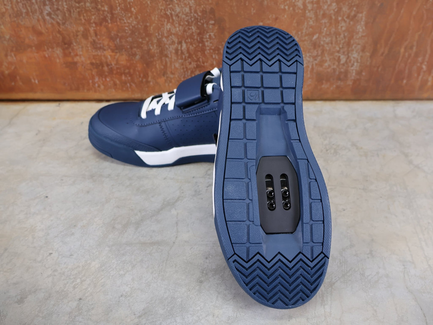 MTB - Herrenschuhe von Trek, BONTRAGER RALLY MOUNTAINBIKE - SCHUH – TREK FACTORY RACING TEAM EDITION / NAVY BLUE – WHITE vor USEDBIKES - OB.DE Hintergrund