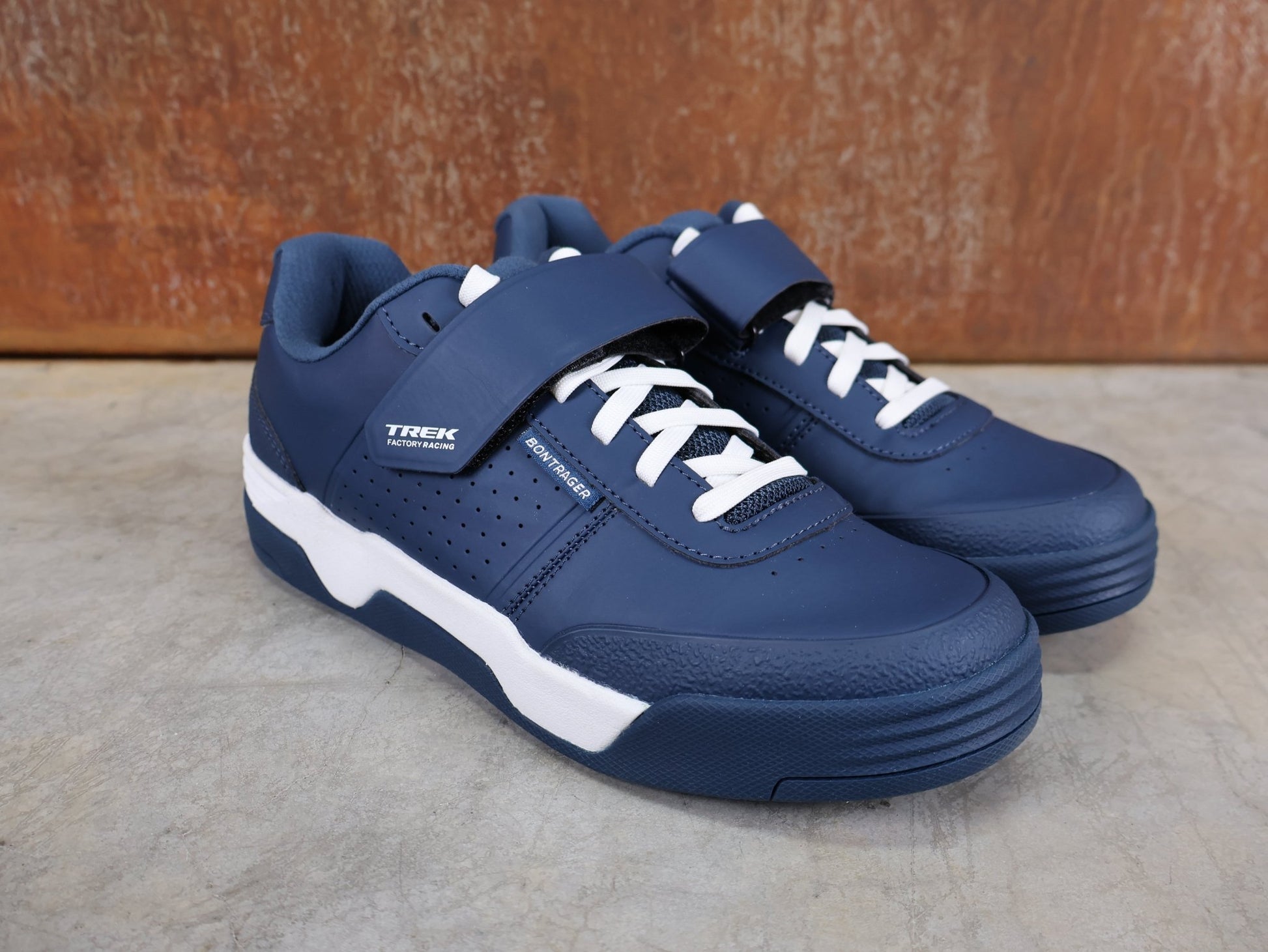 MTB - Herrenschuhe von Trek, BONTRAGER RALLY MOUNTAINBIKE - SCHUH – TREK FACTORY RACING TEAM EDITION / NAVY BLUE – WHITE vor USEDBIKES - OB.DE Hintergrund