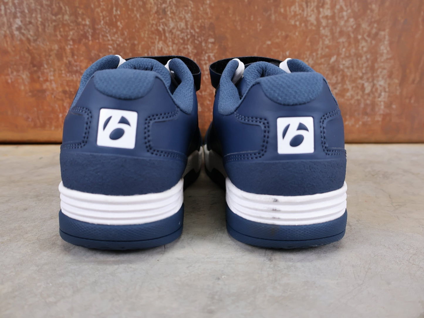 MTB - Herrenschuhe von Trek, BONTRAGER RALLY MOUNTAINBIKE - SCHUH – TREK FACTORY RACING TEAM EDITION / NAVY BLUE – WHITE vor USEDBIKES - OB.DE Hintergrund