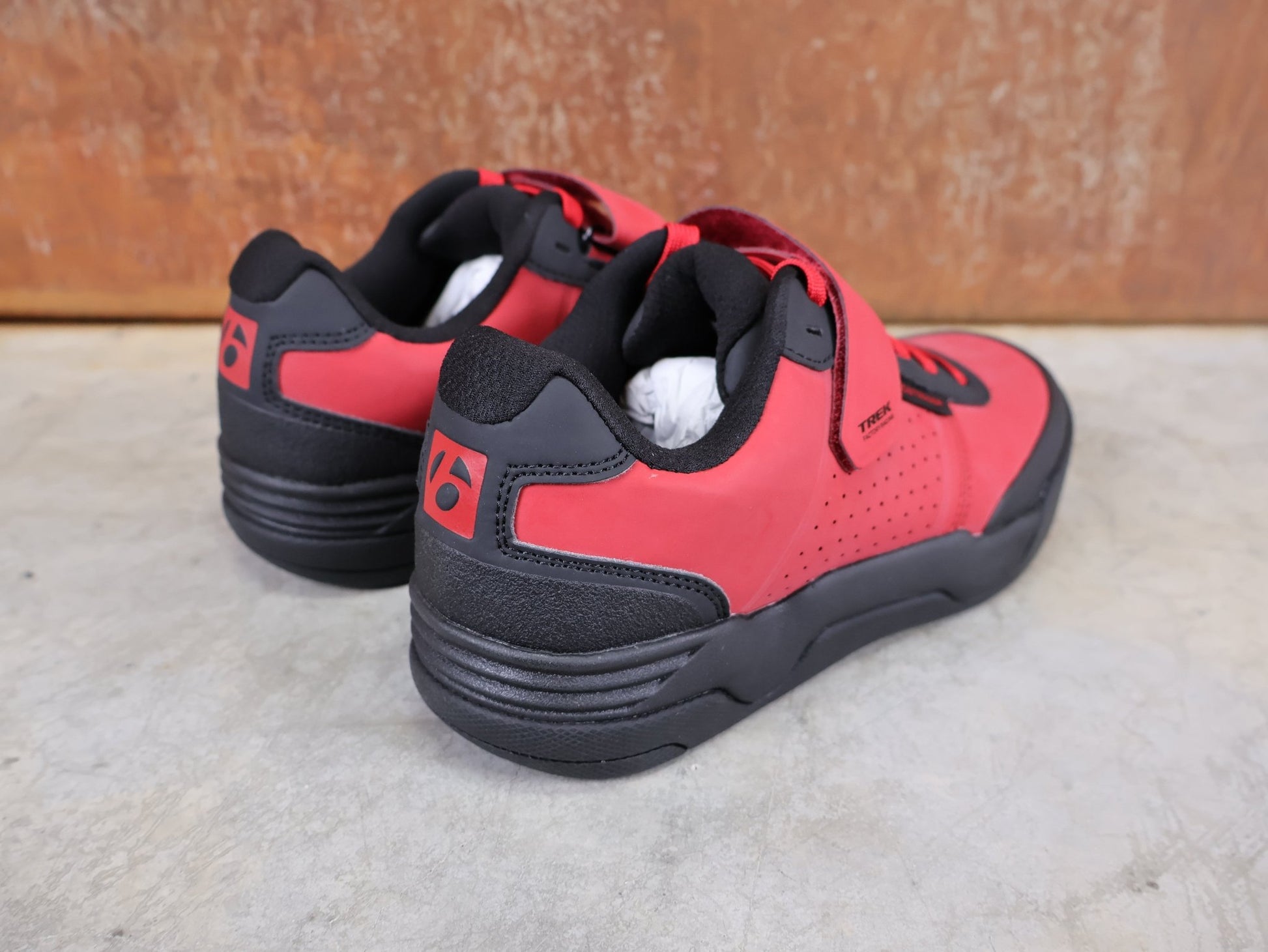 MTB - Herrenschuhe von Trek, BONTRAGER RALLY MOUNTAINBIKE - SCHUH – TREK FACTORY RACING TEAM EDITION / RED BLACK vor USEDBIKES - OB.DE Hintergrund