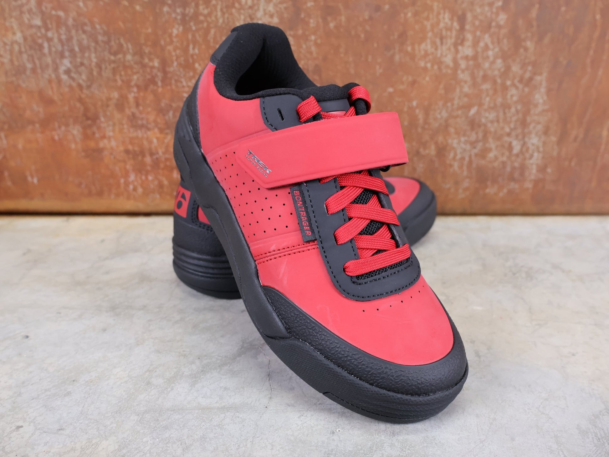 MTB - Herrenschuhe von Trek, BONTRAGER RALLY MOUNTAINBIKE - SCHUH – TREK FACTORY RACING TEAM EDITION / RED BLACK vor USEDBIKES - OB.DE Hintergrund