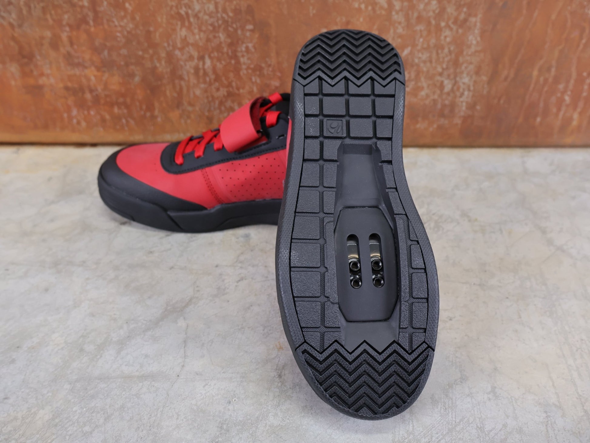 MTB - Herrenschuhe von Trek, BONTRAGER RALLY MOUNTAINBIKE - SCHUH – TREK FACTORY RACING TEAM EDITION / RED BLACK vor USEDBIKES - OB.DE Hintergrund