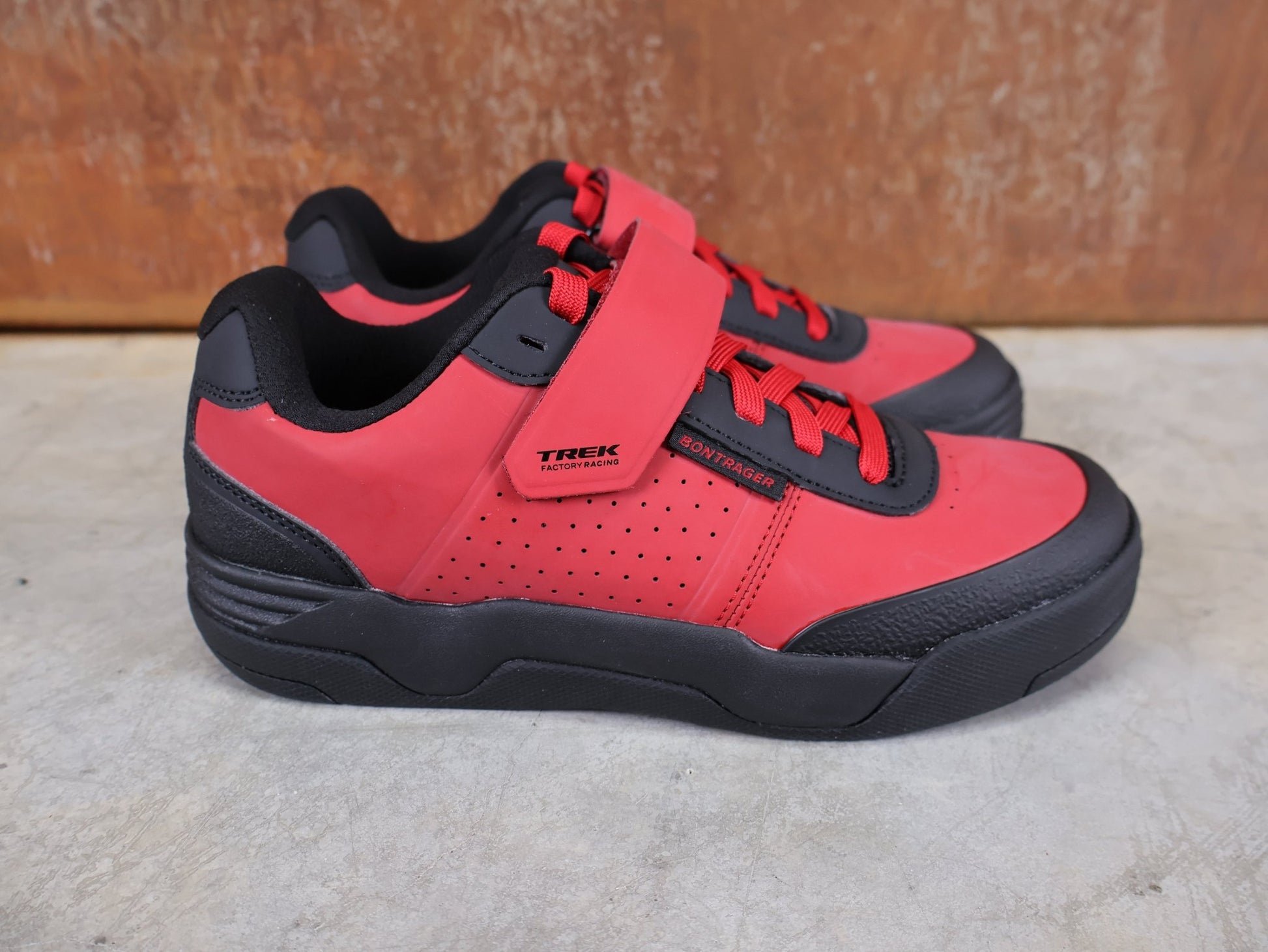 MTB - Herrenschuhe von Trek, BONTRAGER RALLY MOUNTAINBIKE - SCHUH – TREK FACTORY RACING TEAM EDITION / RED BLACK vor USEDBIKES - OB.DE Hintergrund