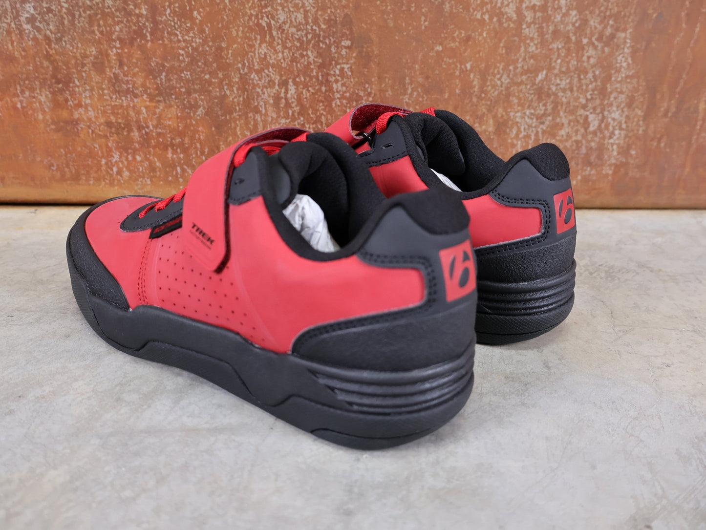 MTB - Herrenschuhe von Trek, BONTRAGER RALLY MOUNTAINBIKE - SCHUH – TREK FACTORY RACING TEAM EDITION / RED BLACK vor USEDBIKES - OB.DE Hintergrund