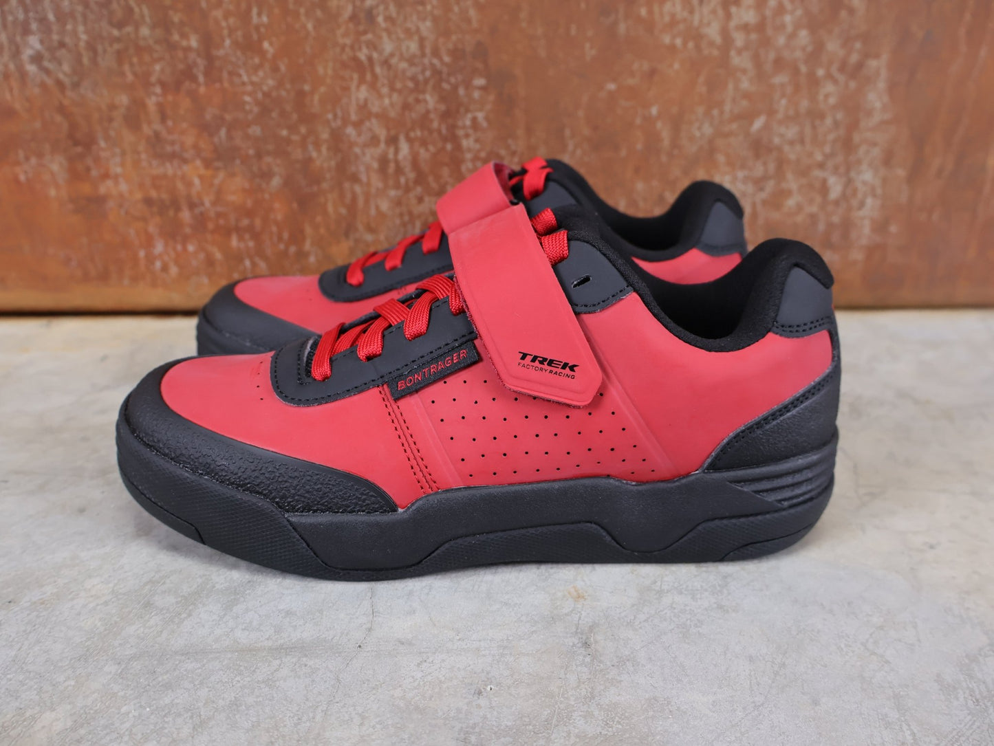 MTB - Herrenschuhe von Trek, BONTRAGER RALLY MOUNTAINBIKE - SCHUH – TREK FACTORY RACING TEAM EDITION / RED BLACK vor USEDBIKES - OB.DE Hintergrund