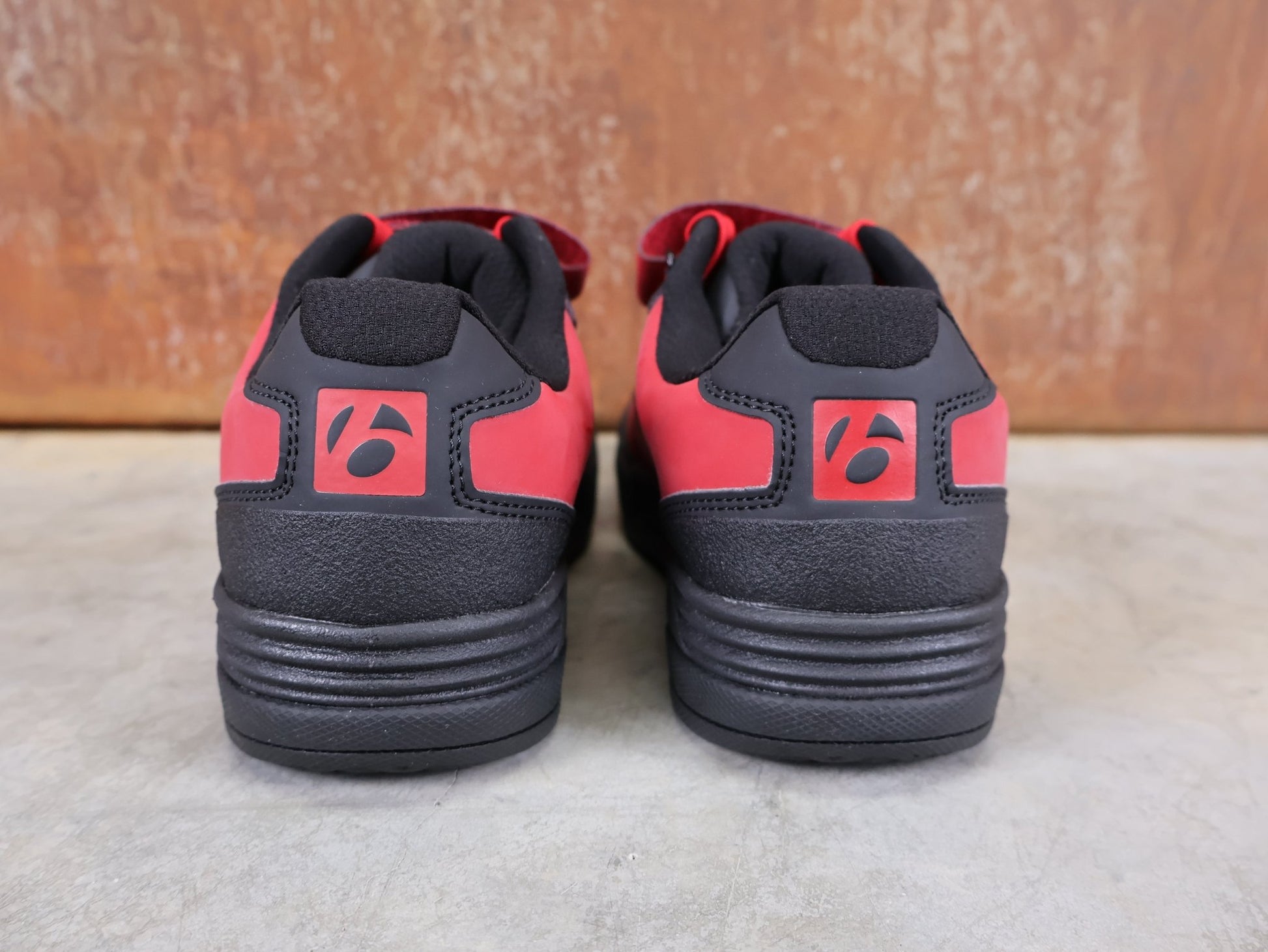 MTB - Herrenschuhe von Trek, BONTRAGER RALLY MOUNTAINBIKE - SCHUH – TREK FACTORY RACING TEAM EDITION / RED BLACK vor USEDBIKES - OB.DE Hintergrund