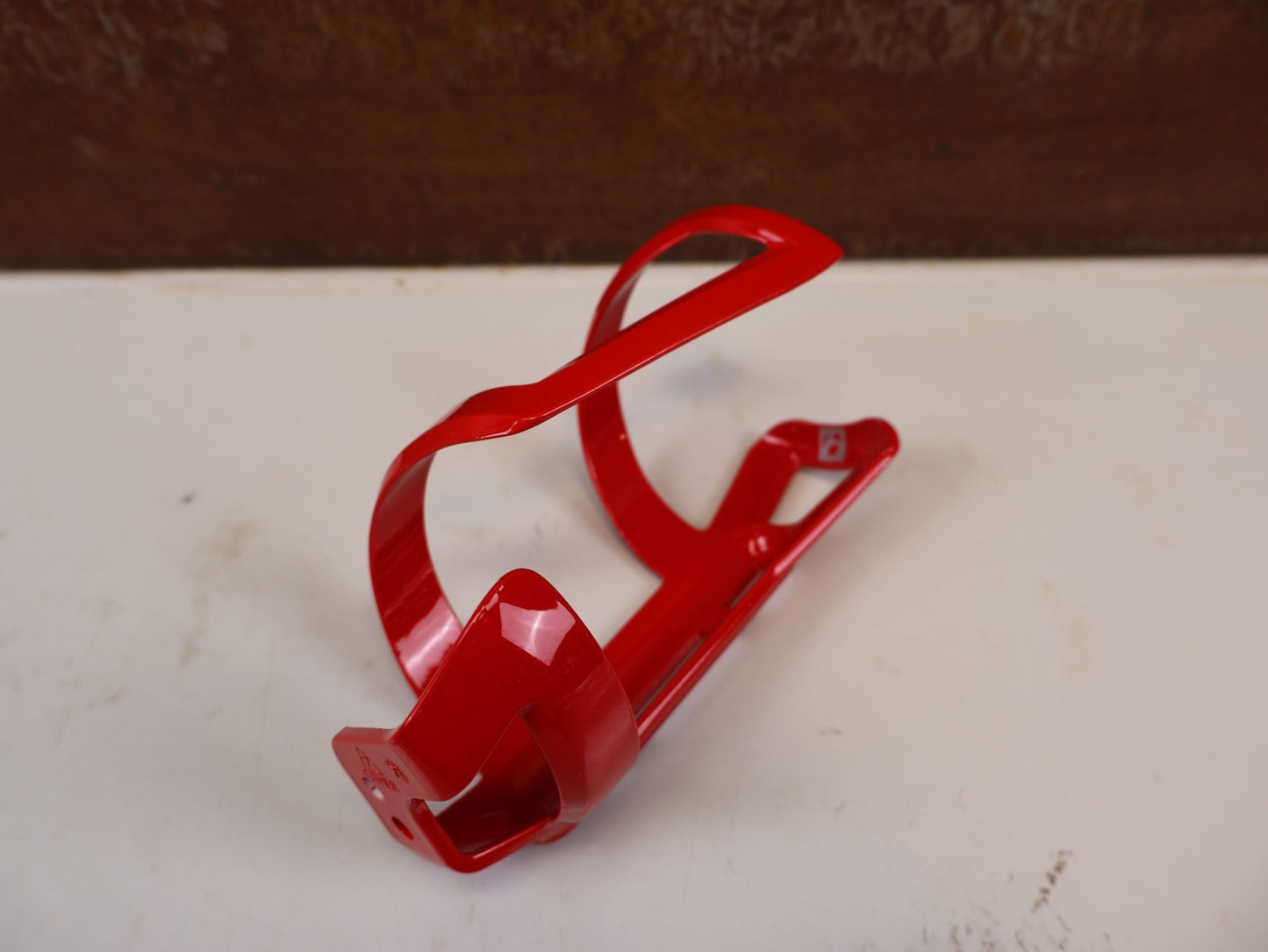 Trinkflaschen und Halter von Bontrager, BONTRAGER RIGHT SIDE LOAD FLASCHENHALTER RED RECYCLED vor USEDBIKES-OB.DE Hintergrund