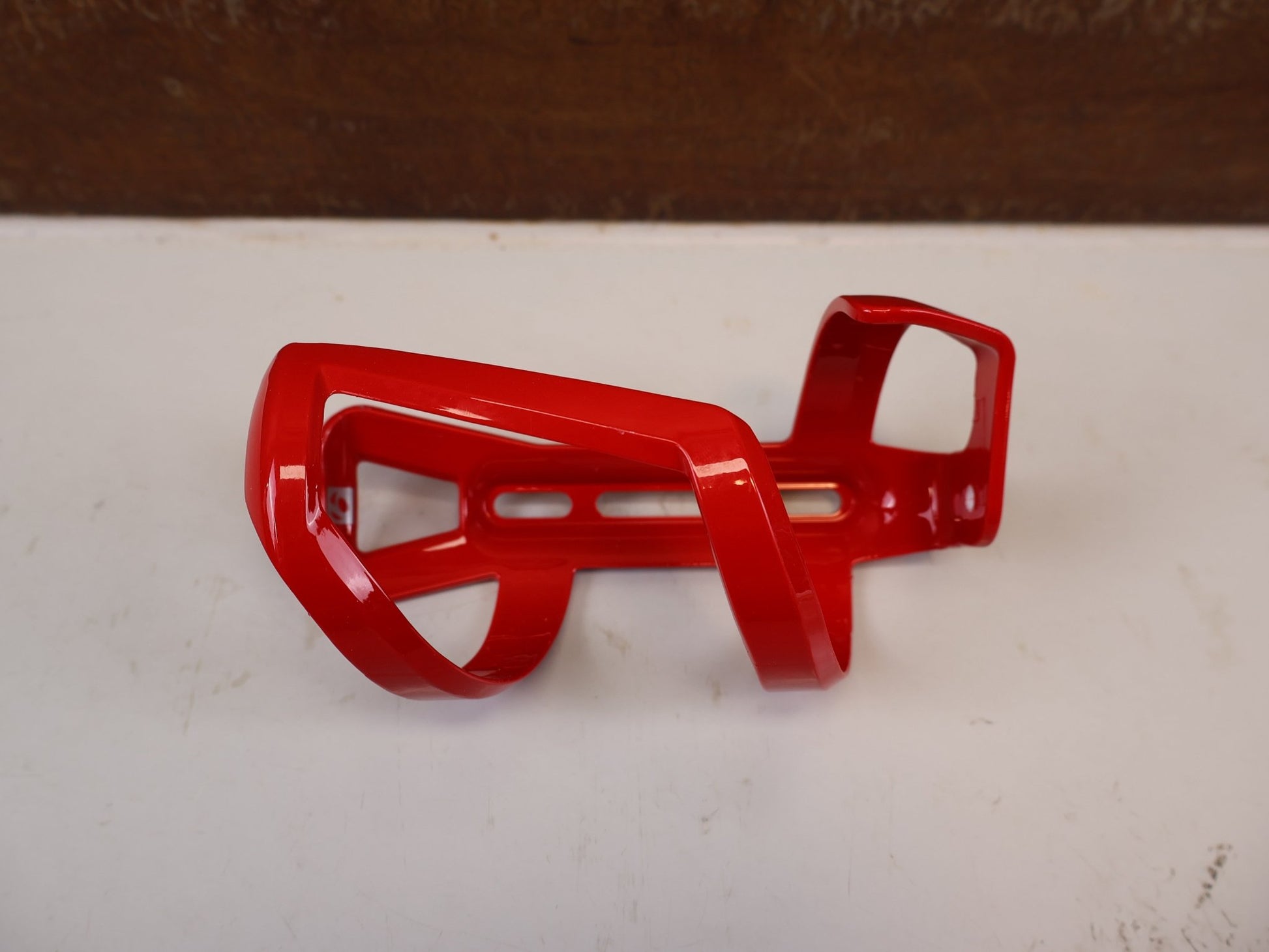 Trinkflaschen und Halter von Bontrager, BONTRAGER RIGHT SIDE LOAD FLASCHENHALTER RED RECYCLED vor USEDBIKES-OB.DE Hintergrund
