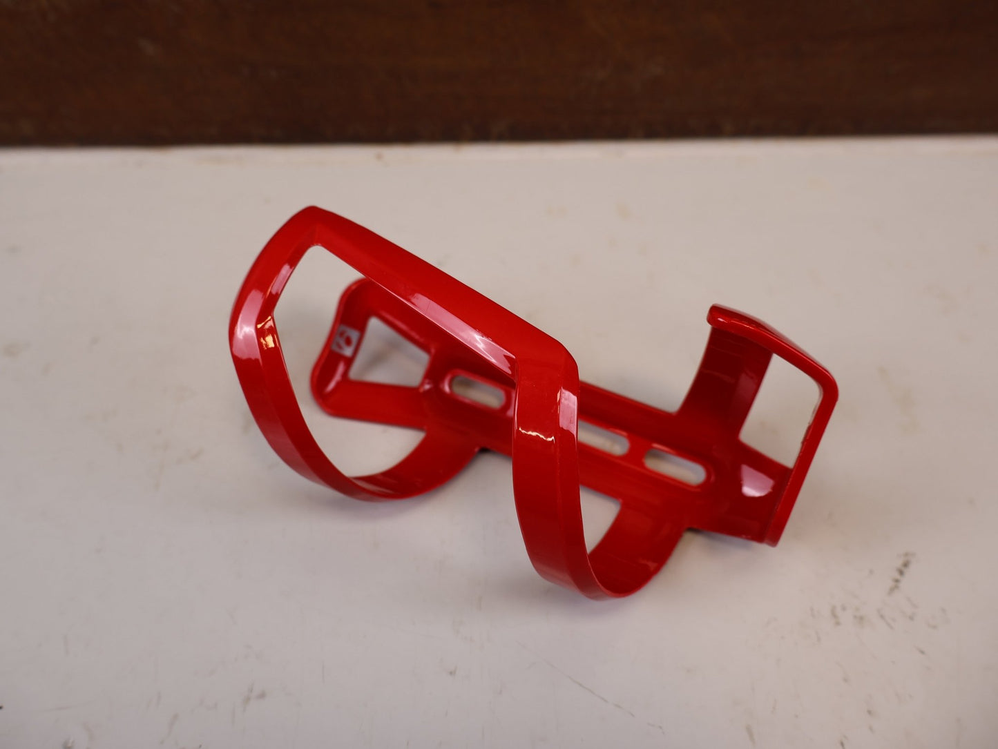 Trinkflaschen und Halter von Bontrager, BONTRAGER RIGHT SIDE LOAD FLASCHENHALTER RED RECYCLED vor USEDBIKES-OB.DE Hintergrund