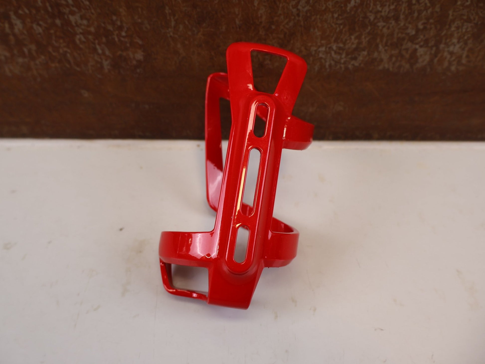 Trinkflaschen und Halter von Bontrager, BONTRAGER RIGHT SIDE LOAD FLASCHENHALTER RED RECYCLED vor USEDBIKES-OB.DE Hintergrund