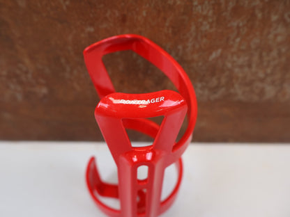 Trinkflaschen und Halter von Bontrager, BONTRAGER RIGHT SIDE LOAD FLASCHENHALTER RED RECYCLED vor USEDBIKES-OB.DE Hintergrund