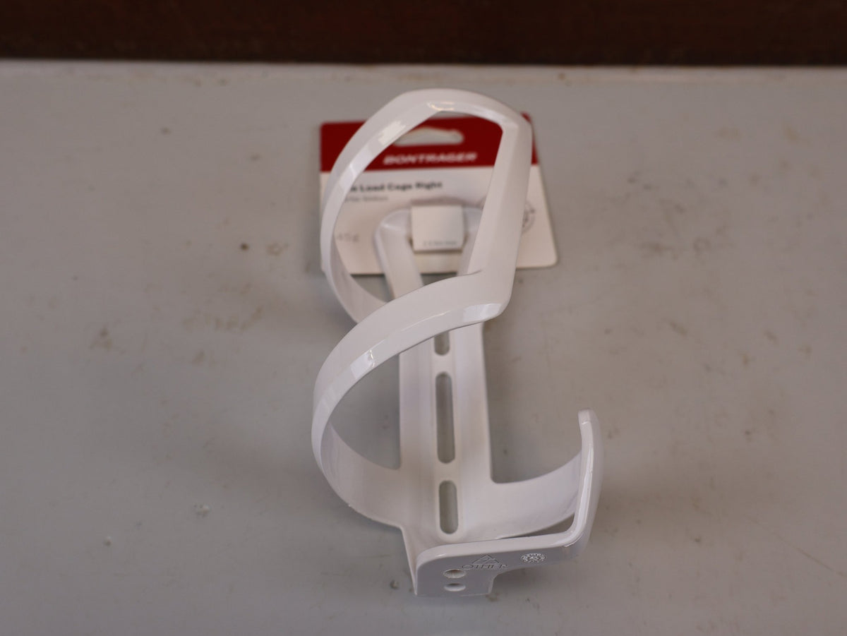 Trinkflaschen und Halter von Bontrager, BONTRAGER RIGHT SIDE LOAD FLASCHENHALTER WHITE RECYCLED vor USEDBIKES-OB.DE Hintergrund