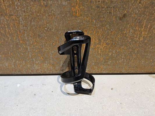 Trinkflaschen und Halter von Bontrager, BONTRAGER RIGHT SIDE LOAD RECYCLED FLASCHENHALTER / SCHWARZ vor USEDBIKES - OB.DE Hintergrund