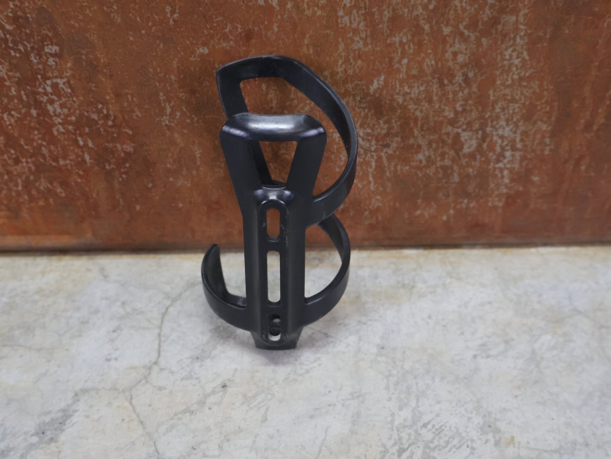 Trinkflaschen und Halter von Bontrager, BONTRAGER RIGHT SIDE LOAD RECYCLED FLASCHENHALTER / SCHWARZ OEM vor USEDBIKES - OB.DE Hintergrund