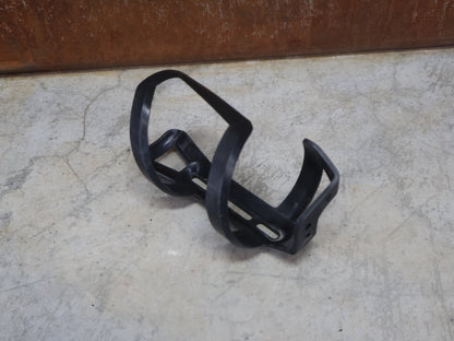 Trinkflaschen und Halter von Bontrager, BONTRAGER RIGHT SIDE LOAD RECYCLED FLASCHENHALTER / SCHWARZ OEM vor USEDBIKES - OB.DE Hintergrund