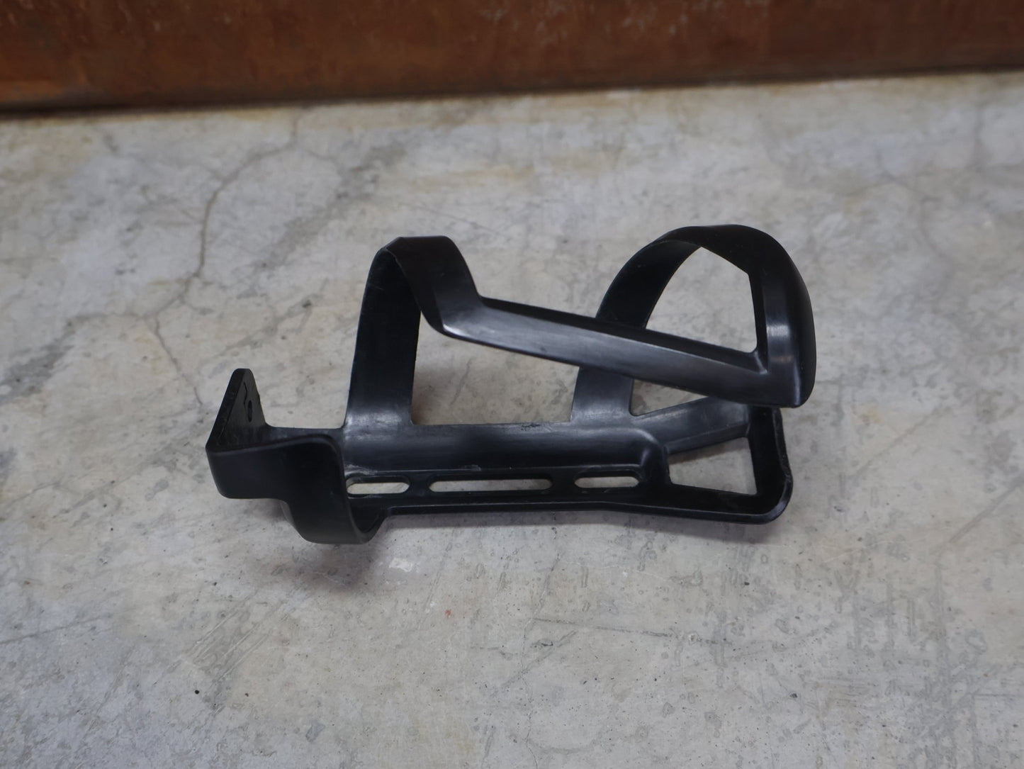 Trinkflaschen und Halter von Bontrager, BONTRAGER RIGHT SIDE LOAD RECYCLED FLASCHENHALTER / SCHWARZ OEM vor USEDBIKES - OB.DE Hintergrund