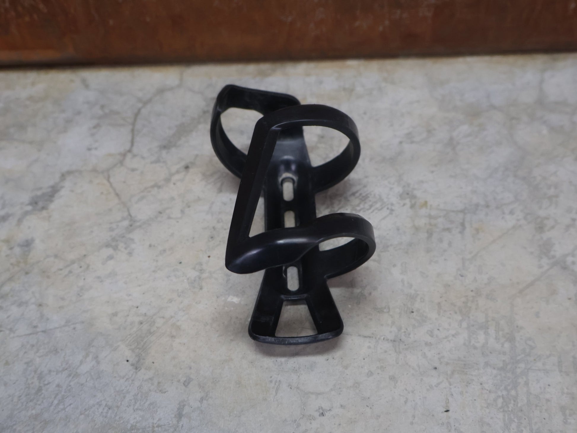 Trinkflaschen und Halter von Bontrager, BONTRAGER RIGHT SIDE LOAD RECYCLED FLASCHENHALTER / SCHWARZ OEM vor USEDBIKES - OB.DE Hintergrund