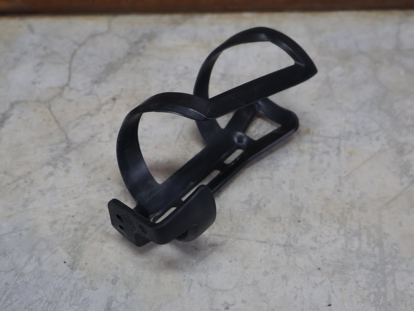 Trinkflaschen und Halter von Bontrager, BONTRAGER RIGHT SIDE LOAD RECYCLED FLASCHENHALTER / SCHWARZ OEM vor USEDBIKES - OB.DE Hintergrund