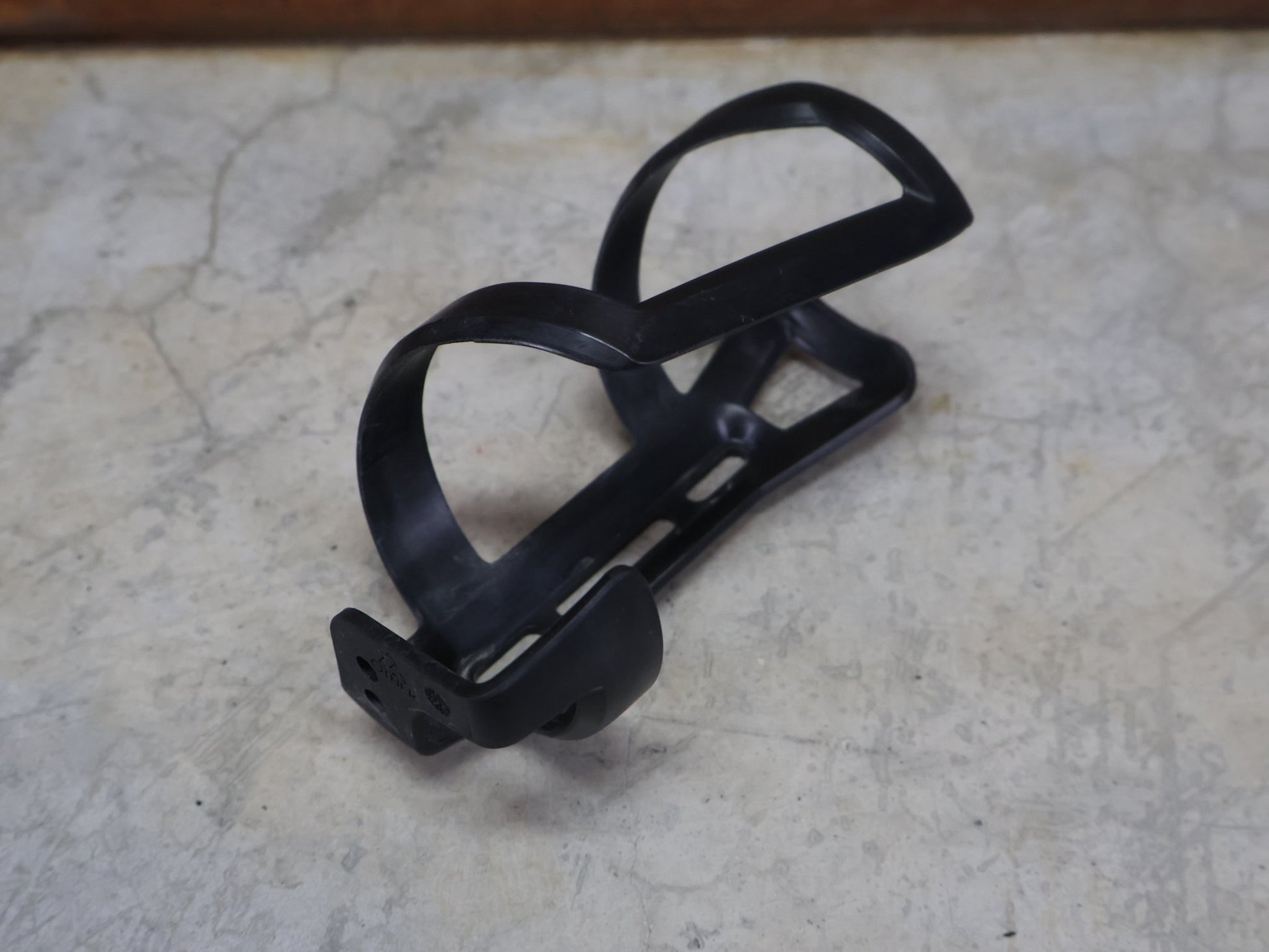 Trinkflaschen und Halter von Bontrager, BONTRAGER RIGHT SIDE LOAD RECYCLED FLASCHENHALTER / SCHWARZ OEM vor USEDBIKES - OB.DE Hintergrund