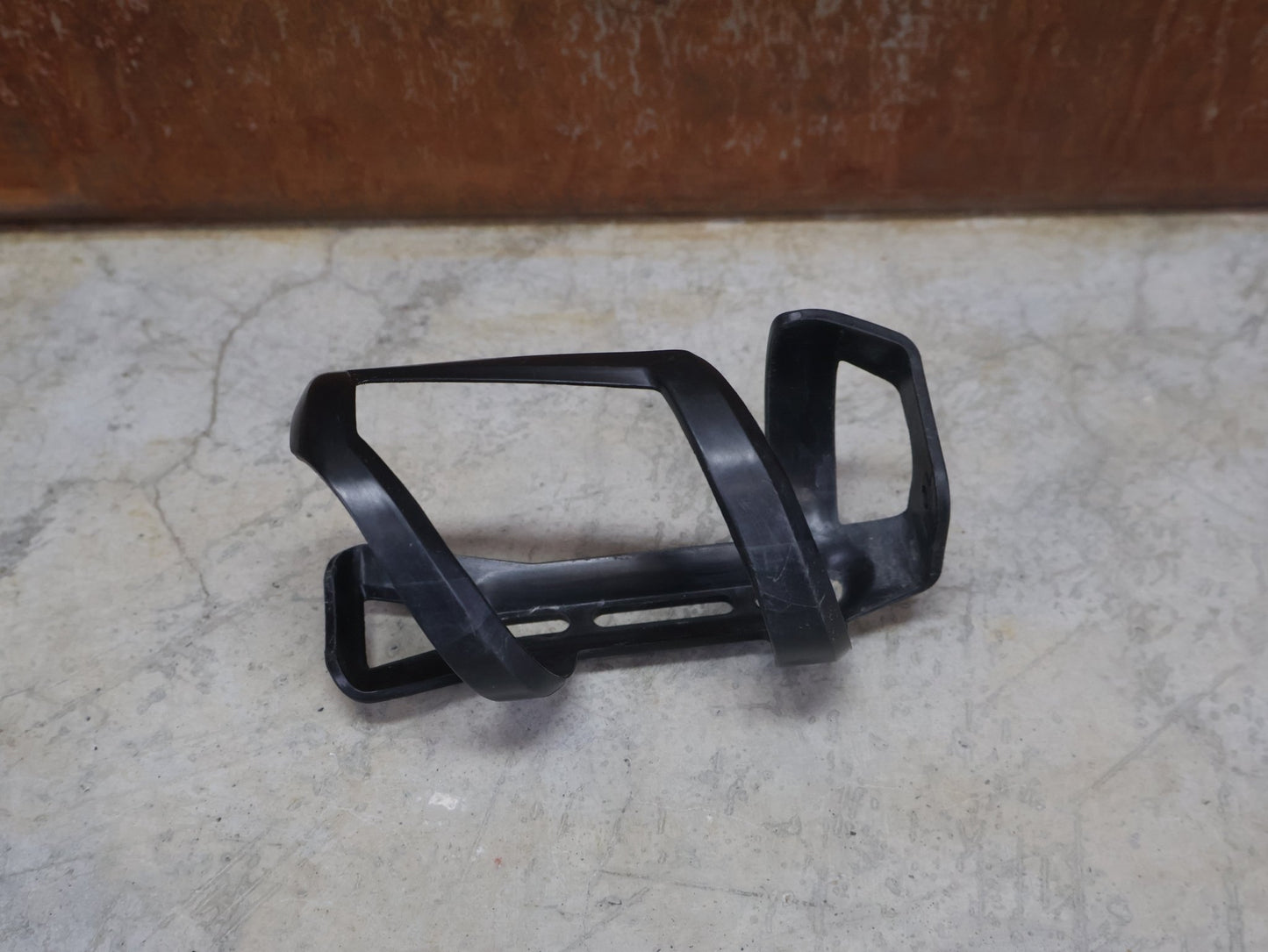 Trinkflaschen und Halter von Bontrager, BONTRAGER RIGHT SIDE LOAD RECYCLED FLASCHENHALTER / SCHWARZ OEM vor USEDBIKES - OB.DE Hintergrund