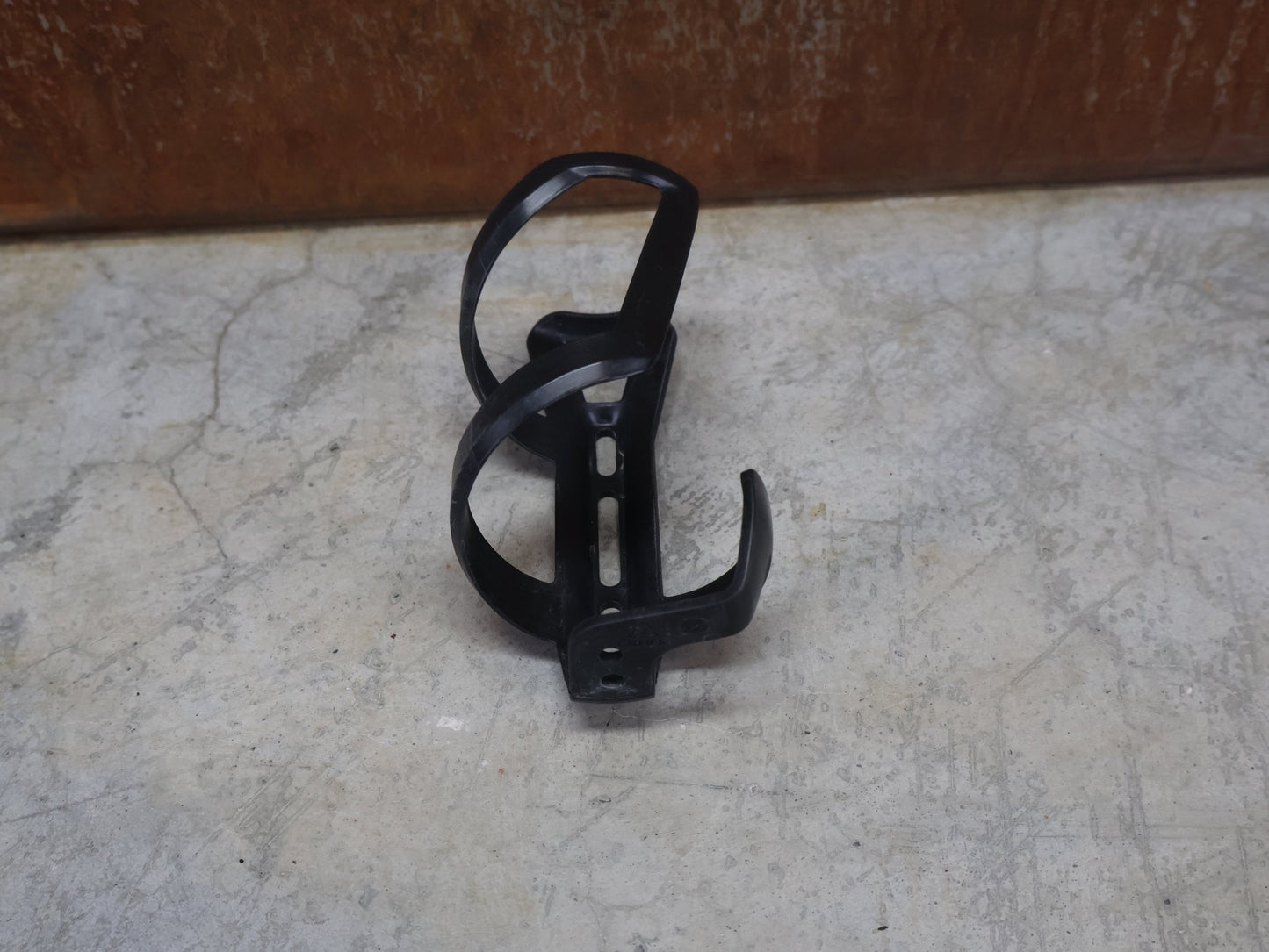 Trinkflaschen und Halter von Bontrager, BONTRAGER RIGHT SIDE LOAD RECYCLED FLASCHENHALTER / SCHWARZ OEM vor USEDBIKES - OB.DE Hintergrund