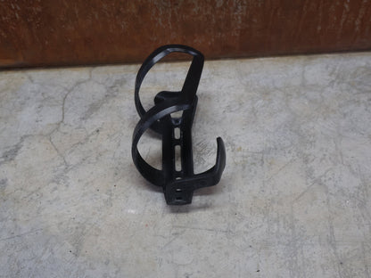 Trinkflaschen und Halter von Bontrager, BONTRAGER RIGHT SIDE LOAD RECYCLED FLASCHENHALTER / SCHWARZ OEM vor USEDBIKES - OB.DE Hintergrund