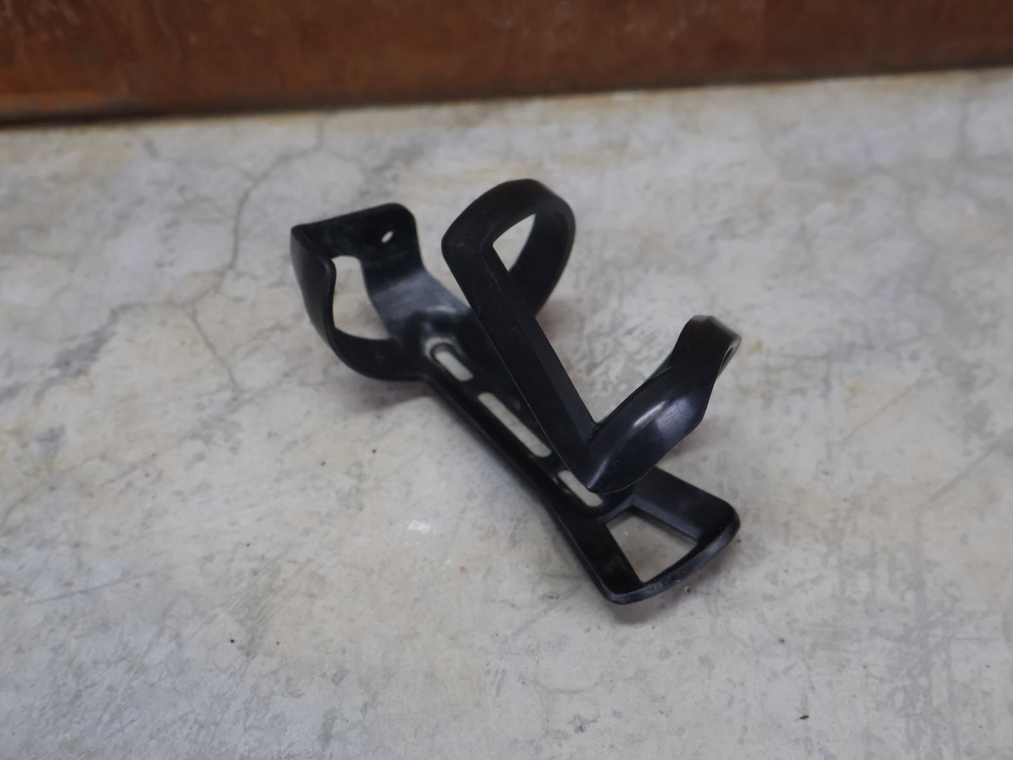 Trinkflaschen und Halter von Bontrager, BONTRAGER RIGHT SIDE LOAD RECYCLED FLASCHENHALTER / SCHWARZ OEM vor USEDBIKES - OB.DE Hintergrund