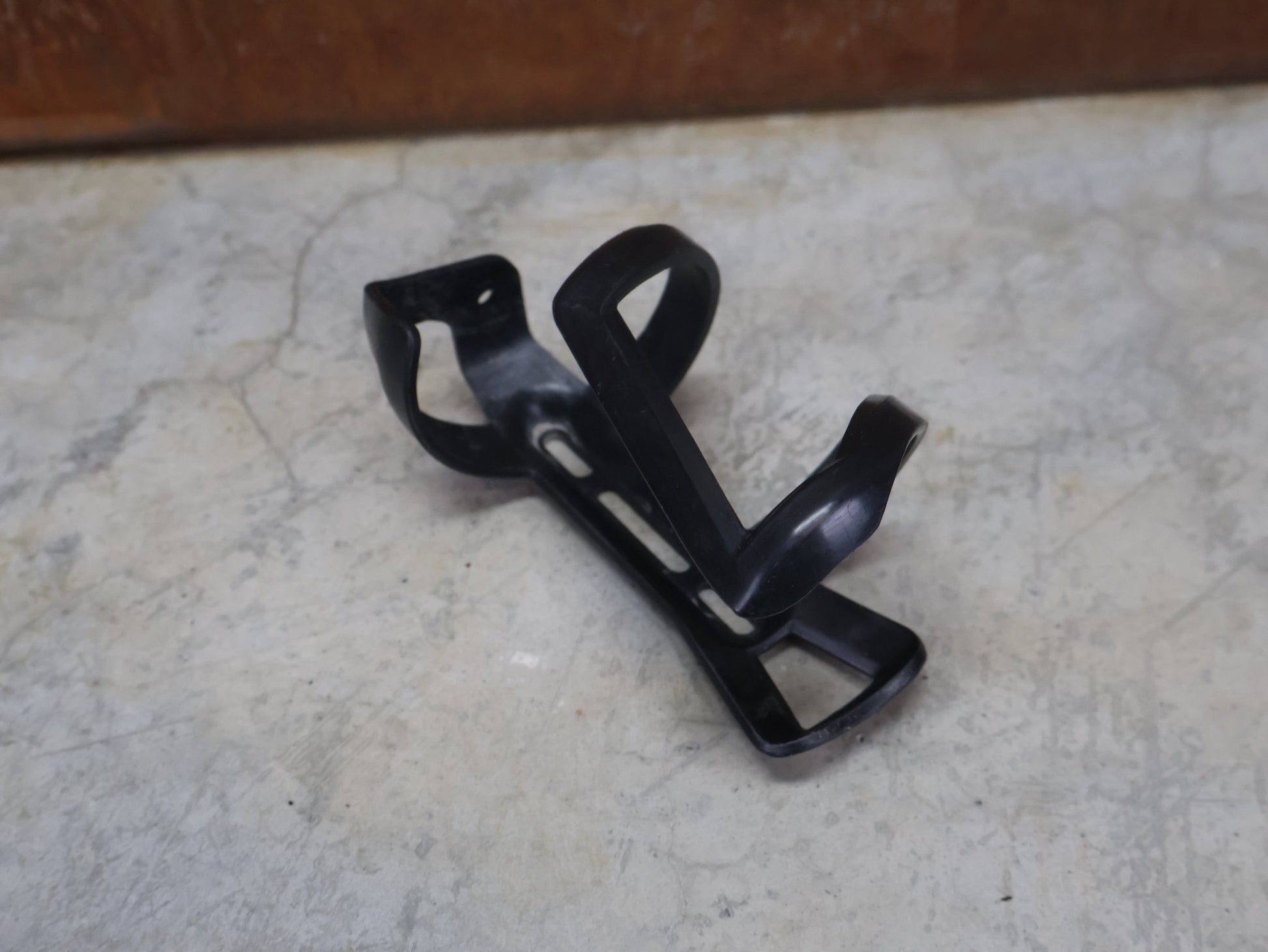 Trinkflaschen und Halter von Bontrager, BONTRAGER RIGHT SIDE LOAD RECYCLED FLASCHENHALTER / SCHWARZ OEM vor USEDBIKES - OB.DE Hintergrund