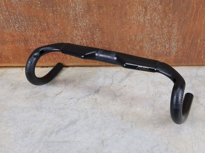 Lenker von Bontrager, BONTRAGER RSL AERO CARBON RENNRAD LENKER 370 / 400MM vor USEDBIKES - OB.DE Hintergrund