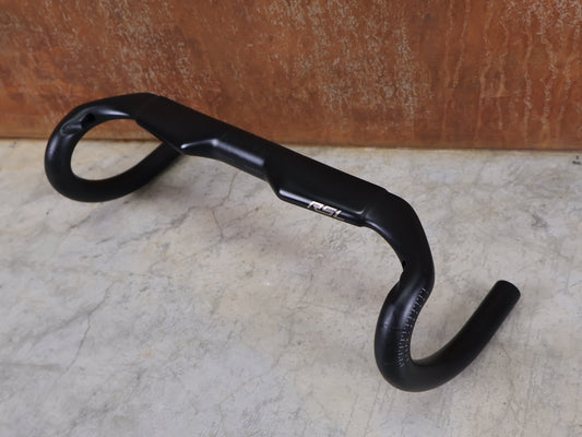 Lenker von Bontrager, BONTRAGER RSL AERO CARBON RENNRAD LENKER 370 / 400MM vor USEDBIKES - OB.DE Hintergrund