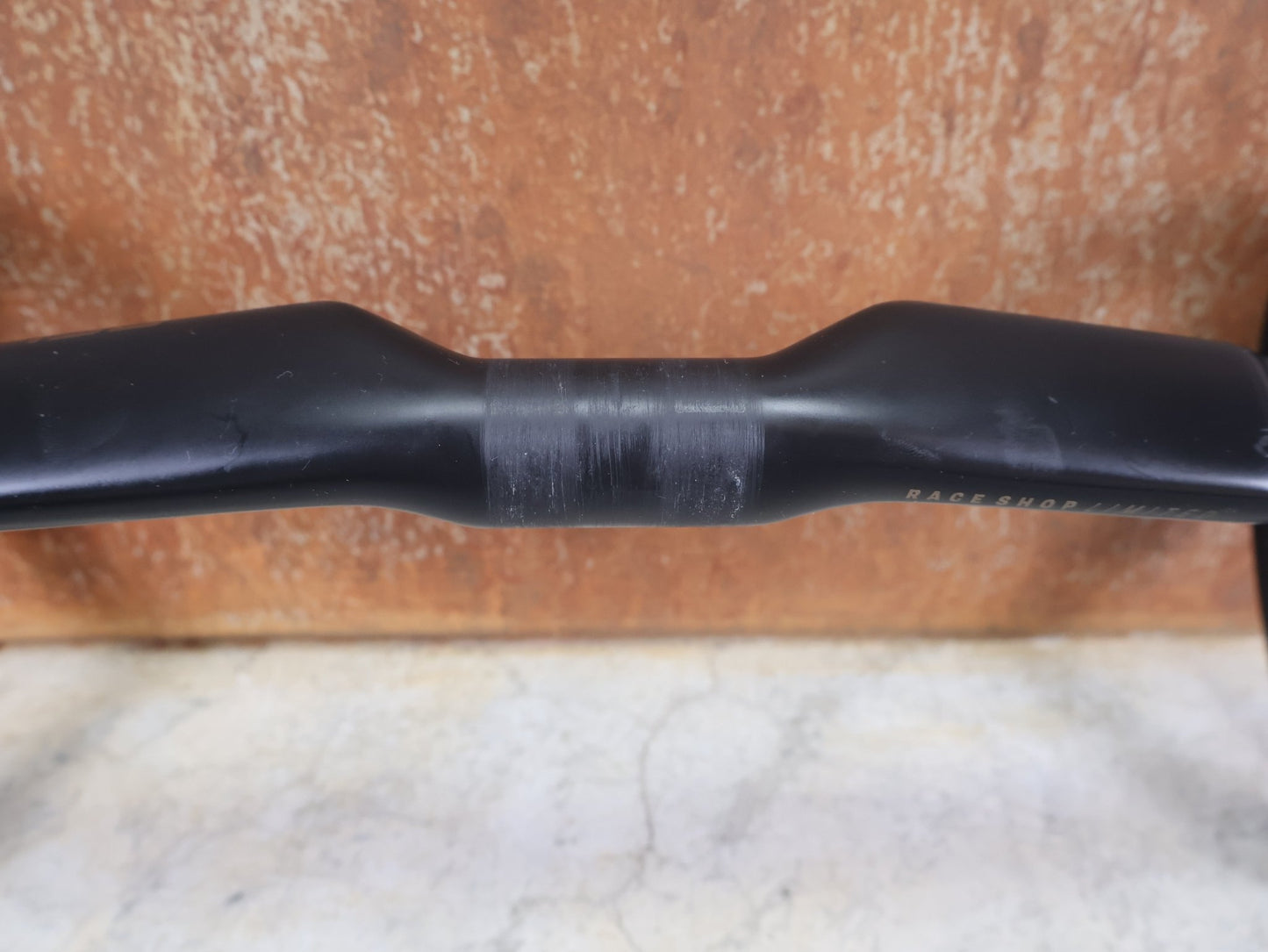 Lenker von Bontrager, BONTRAGER RSL AERO CARBON RENNRAD LENKER 370 / 400MM vor USEDBIKES - OB.DE Hintergrund