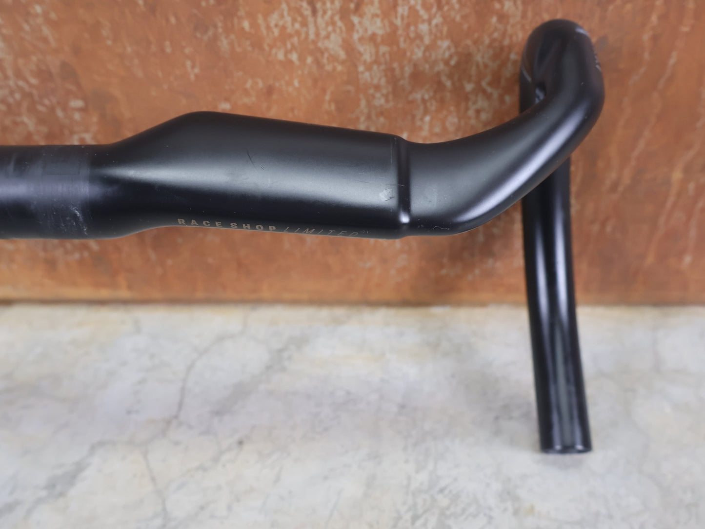 Lenker von Bontrager, BONTRAGER RSL AERO CARBON RENNRAD LENKER 370 / 400MM vor USEDBIKES - OB.DE Hintergrund