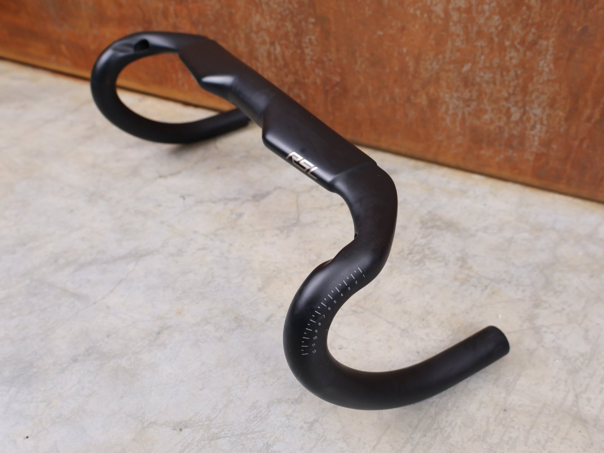 Lenker von Bontrager, BONTRAGER RSL AERO CARBON RENNRAD LENKER 370 / 400MM vor USEDBIKES - OB.DE Hintergrund