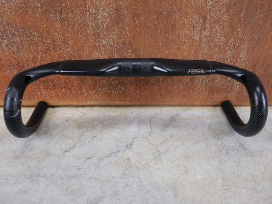 Lenker von Bontrager, BONTRAGER RSL AERO CARBON RENNRAD LENKER 370 / 400MM vor USEDBIKES - OB.DE Hintergrund