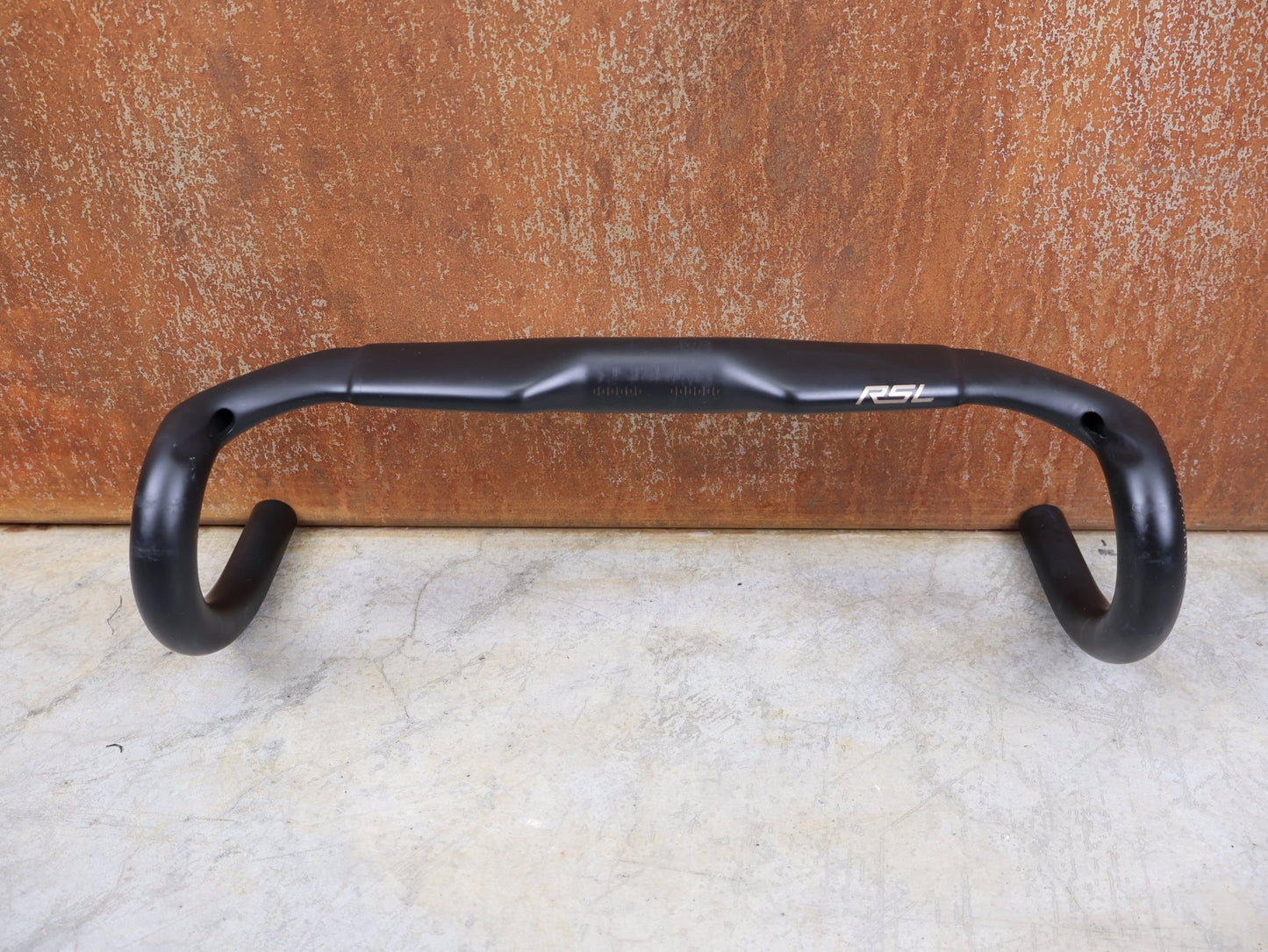 Lenker von Bontrager, BONTRAGER RSL AERO CARBON RENNRAD LENKER 370 / 400MM vor USEDBIKES - OB.DE Hintergrund