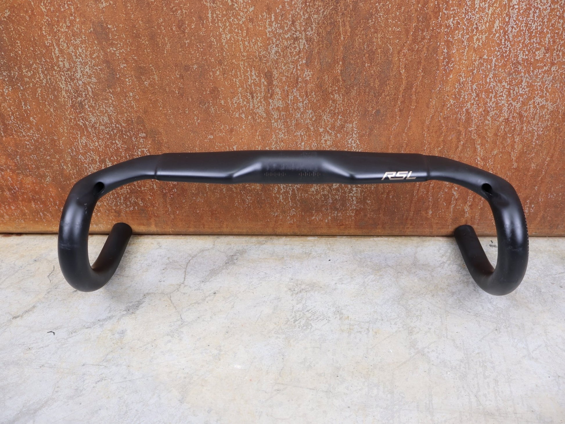 Lenker von Bontrager, BONTRAGER RSL AERO CARBON RENNRAD LENKER 370 / 400MM vor USEDBIKES - OB.DE Hintergrund