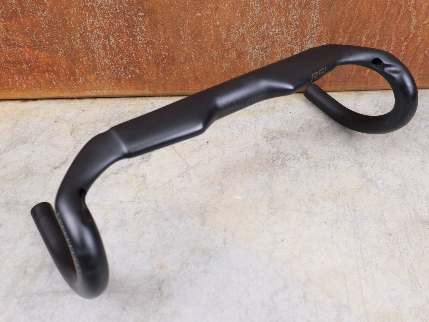 Lenker von Bontrager, BONTRAGER RSL AERO CARBON RENNRAD LENKER 370 / 400MM vor USEDBIKES - OB.DE Hintergrund