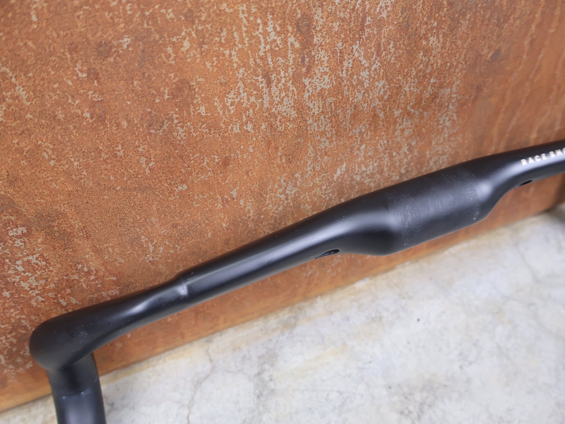 Lenker von Bontrager, BONTRAGER RSL AERO CARBON RENNRAD LENKER 370 / 400MM vor USEDBIKES - OB.DE Hintergrund